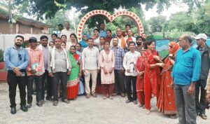 कैलाली — कैलालीको भजनी नगरपालिकामा समुदायमा आधारित पूर्वसूचना प्रणाली र पूर्वानुमानमा आधारित पूर्वकार्यसम्बन्धी तीनदिने तालिम सम्पन्न भएको छ।
सेवक–नेपाल, कैलालीको आयोजनामा तथा मर्सी कोर्प्सको आर्थिक एवं प्राविधिक सहयोगमा तालिम सञ्चालन गरिएको हो। भजनी नगरपालिकामा २०८३ भदौ ११ गतेदेखि १३ गतेसम्म होटल डल्फिनमा सञ्चालन भएको तालिममा समुदायस्तरमा विपद् जोखिम न्यूनीकरण, पूर्वसूचना प्रणालीको प्रयोग तथा पूर्वानुमानका आधारमा समयमै आवश्यक पूर्वकार्य गर्ने विषयमा प्रशिक्षण दिइएको थियो।
तालिममा एलटीआरसी (LTRC) का प्रेमलाल डगौरा र दिनेशचन्द्र जोशी तथा मौसम विज्ञान कार्यालयका अखिलेषप्रसाद चौरसियाले तीन दिनसम्म प्रशिक्षण दिएका थिए। तालिमको सहजीकरण सेवक–नेपालकी श्रीर्या बुढाले गर्नुभएको थियो।
तालिमका क्रममा मौसम तथा सम्भावित विपद्सम्बन्धी सूचना समयमै प्राप्त गर्ने, त्यसलाई समुदायसम्म पुर्‍याउने तथा जोखिम आउनुअघि नै आवश्यक तयारी र पूर्वकार्य गर्ने विषयमा सहभागीलाई जानकारी तथा सीप प्रदान गरिएको थियो।
विपद् आएपछि मात्रै उद्धार तथा राहतमा केन्द्रित हुनुभन्दा सम्भावित जोखिमको पूर्वानुमान गरी समयमै तयारी र आवश्यक कदम चाल्न सके विपद्बाट हुने क्षति न्यूनीकरण गर्न सकिने भएकाले समुदायमा आधारित पूर्वसूचना प्रणालीलाई प्रभावकारी बनाउन तालिम महत्वपूर्ण रहेको आयोजकले जनाएको छ।
मर्सी कोर्सको आर्थिक तथा प्राविधिक सहयोगमा सेवक–नेपालले सञ्चालन गरेको उक्त तालिमले स्थानीयस्तरमा विपद् जोखिम व्यवस्थापन तथा पूर्वतयारीको क्षमता अभिवृद्धिमा सहयोग पुग्ने अपेक्षा गरिएको सेवक नेपालका सचिव तथा यस कार्यक्रमका सभा अध्यक्ष दल बहादुर ओलिले बताउनु भयो ।