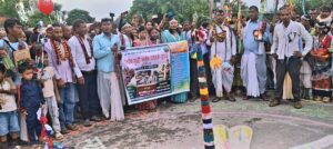 कैलालीको घोडाघोडी नगरपालिका वडा नम्बर ७ मा गुरही असरैना तथा सांस्कृतिक कार्यक्रम २०८३ सम्पन्न भएको छ । चौधरी मिडिया हाउस प्रा.लि को आयोजनामा स्थानीय कला, संस्कृति, परम्परा तथा मौलिक पहिचानको संरक्षण र प्रवर्द्धन गर्ने उद्देश्यले कार्यक्रम आयोजना गरिएको हो । कार्यक्रममा थारू समुदायको मौलिक संस्कृति, परम्परा तथा विभिन्न सांस्कृतिक प्रस्तुतिहरू प्रस्तुत गरिएको थियो । कार्यक्रममा स्थानीय कलाकार संगै समुदायका सदस्यहरूको उत्साहजनक सहभागिता रहेको थियो । कार्यक्रमलाई सम्बोधन गर्दै घोडाघोडी नगरपालिका वडा नम्बर ७ का वडा अध्यक्ष जुगराम डगौराले धर्म, संस्कृति र मौलिक परम्पराको संरक्षणका लागि यस्ता कार्यक्रमले महत्वपूर्ण योगदान पुर्‍याउने बताउनुभयो । उहाँले पछिल्लो समय आधुनिकतासँगै मौलिक संस्कृति र परम्परा ओझेलमा पर्दै गएको भन्दै नयाँ पुस्तालाई आफ्नो भाषा, संस्कार, संस्कृति र परम्परासँग जोड्न यस्ता कार्यक्रम आवश्यक रहेको बताउनुभयो । वडा अध्यक्ष डगौराले संस्कृति संरक्षण सबैको साझा दायित्व भएको उल्लेख गर्दै आगामी दिनमा पनि स्थानीय कला, संस्कृति र परम्पराको संरक्षण तथा प्रवर्द्धनमा वडा कार्यालयले आवश्यक सहयोग र सहकार्य गर्ने प्रतिबद्धता व्यक्त गर्नुभयो । कार्यक्रममा स्थानीय जनप्रतिनिधि, समाजसेवी, बुद्धिजीवी, कलाकार तथा स्थानीयवासीको सहभागिता रहेको थियो। सांस्कृतिक प्रस्तुतिसँगै कार्यक्रमले स्थानीय समुदायमा आपसी सद्भाव, एकता र मौलिक संस्कृतिप्रति संरक्षणमा महत्त्वपूर्ण भुमिका खेलेको छ ।